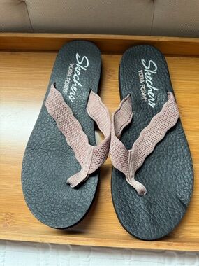Skechers Women's Blush Pink Wavy Strap Yoga Foam Thong Sandals
